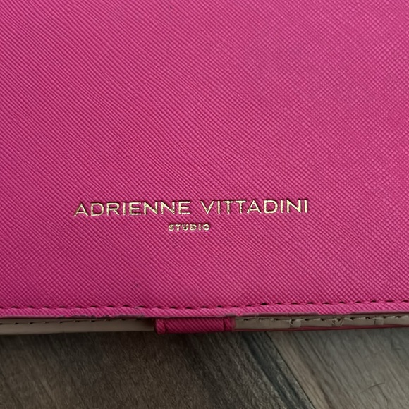 Adrienne Vittadini crossbody wallet - Picture 3 of 6